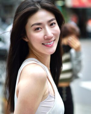 Kate Pang Instagram - 年过四十，真的不得不感受到岁月的无情，感恩现代科技的进步，让我可以每天都保持最佳状态！🙏

最近尝试了 Belotero®️ Revive, XEOMIN®️ 和 Radiesse®️ 的护肤疗程，肌肤真的变得更年轻，实在很快乐啊～～🤩🤩

Belotero®️ Revive 能加强肌肤保湿和光泽度，XEOMIN®️ 里的纯净配方，不但降低免疫反应的风险，更能有效达到表情自然且持久的护理效果。
Radiesse®️ 的长效胶原蛋白能拉提轮廓线，看起来肌肤更年轻健康！

肌肤焕然一新，整个人更自信，每天照镜子都是好心情，现在唯一要担心的就是--老公可能会很没有安全感～～～～😝😝😝

感谢 @jlaserclinic 和 @drjngiam 的专业护理，Dr. Ngiam真的很棒！我的每一个肌肤问题，他都能迎刃而解，不管我问多少问题，他都解说的非常详细又很有耐心，护理过程也超级温柔跟仔细，让我可以很安心的把整个人交给他呢！😉

#MerzAesthetics #ConfidencetoBe #RegenerativeAesthetics
