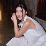 Kate Pang Instagram - 謝謝所有讓我這天很美，但他們自己卻汗流浹背的人，每一場華麗的展演，應該都有一公升的汗水吧！ 📷： @chenjaypeng 👗： @douchanglee 🏠： @tpe.fashionweek 💇： @ruiizzz styling： @sunnyouo #台北時裝週 #taipeifashionweek #taipei #taiwan #誠品松菸 #douchanglee #eelin #伊林娛樂 #2024aw #喵哥的汗水換來美麗的照片 #經紀人幫忙提大包小包 #晴是我的蝴蝶結救星