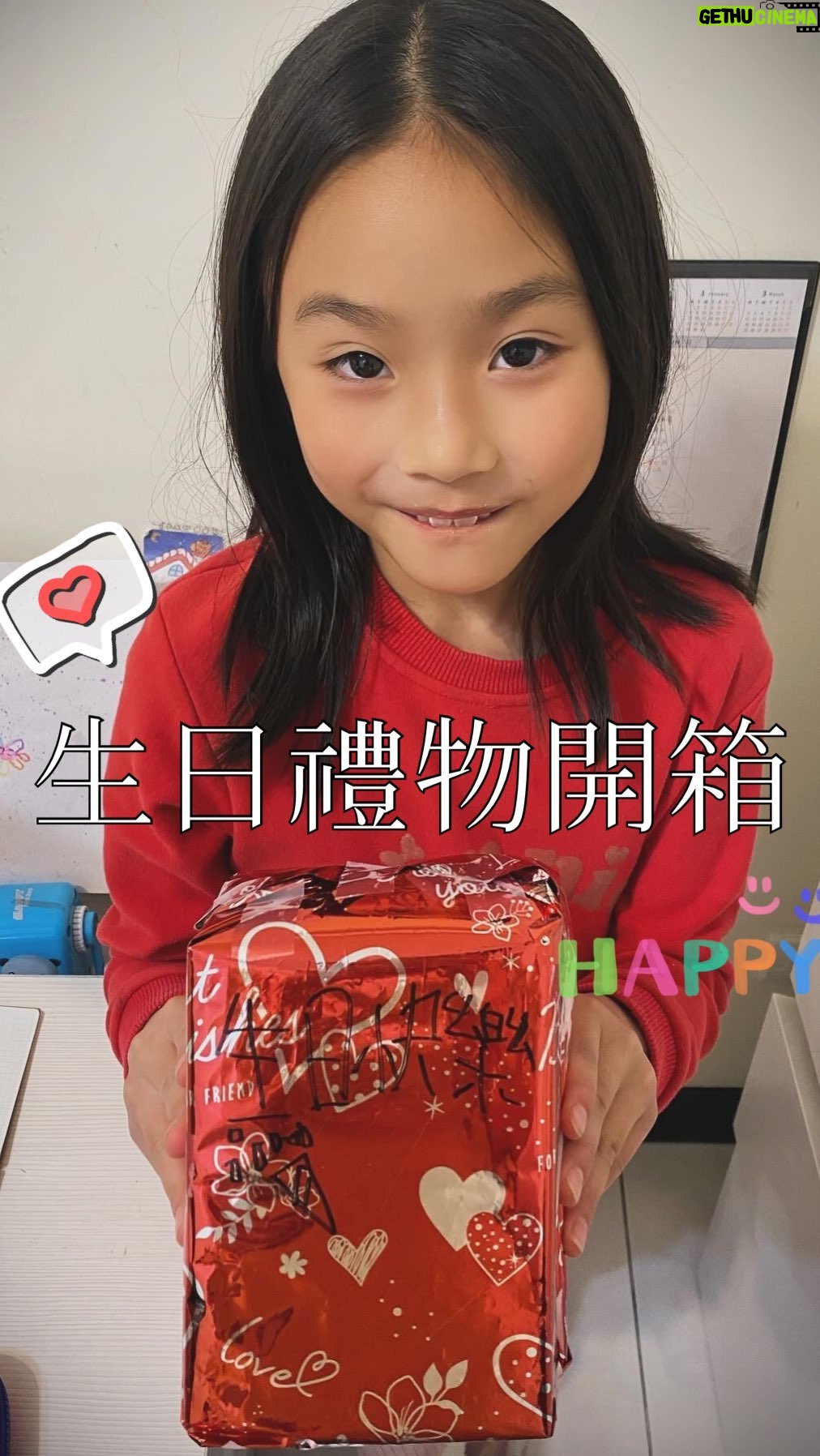 Kate Pang - 1.1K Likes - 感恩的一天。💝
每年這個時候都收到很多祝福,謝謝朋友們對我的愛,謝謝哥哥姐姐和媽媽都時時把我放在心上,一直照顧我愛我,也謝謝老公對我的尊重,孩子們也在這天配合爸爸,讓媽媽睡到自然醒,一早起床還吃到老公炒的scrambled egg。🥰🥰
今年意外收到妹妹的禮物🎁,是她好幾個月以前就準備好的,我一直看到這個紅色禮物在她床邊架子上(但我假裝沒看到),打開禮物,更是驚喜,除了讓媽媽驚訝的孝親費(怎麼小二就開始給了🥹),每一樣都是用心手作,而且包裝盒還是資源再利用的紙盒,完全反映了學校一直在教育他們的環保意識,加上哥哥衣服穿到破爛還是不肯丟,我真的代替地球🌍感謝你們,你們太棒了!
希望大家都過得幸福,世界和平☮️。
#birthday #感恩 #katepang #averychen #family #我的家人是我最棒的生日禮物 #謝謝各位的祝福