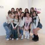 Kate Pang Instagram – 實在非常榮幸可以主持 #未來少女 裡面顏值最高的學霸美少女團體 #黑曜精靈 TWI-LIGHT暮後紀實寫真冊簽書會，能歌善舞又可愛的精靈，真的很難不讓人愛內～🤩🤩🤩

活動當天盛況空前，還有前一天從中南部上來的朋友，一大早就在活動現場等，真的好有心，美麗的精靈也很寵粉，雖然天氣超冷，每個人衣服都很單薄，但全程都保持專業和笑容，耐心的跟粉絲一一拍照，還精心準備了白色情人節禮物給粉絲，這個白色情人節，真的充滿粉紅泡泡了啦～～～

簽名會後，女兒也買了一本寫真書，但害羞不敢找姐姐們簽名，幸好寫真書裡面還有附簽名小卡，女兒高興的收進她最愛的粉紅小馬包包珍藏，然後從現場到回家，整路都在看姐姐們的倩影，在車上也說要聽 「Copy paste」，真的鐵粉來的～～～

女兒好愛黑曜精靈，趁機會跟她說，每個姐姐除了會唱歌跳舞，功課也都顧的很好，要跟她們學習，才能像她們一樣棒喔！

btw，我混在裡面毫無違和耶～～😆😆😆好啦！我是黑山老妖～～～lol～～

#黑曜精靈 @ss_ent_official_ 
#能文能舞 #才藝雙全 #品學兼優的偶像 #未來無可限量 #期待更多作品 
#katepang #host #簽書會 #eelin @eelinofficial