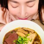 Kate Pang Instagram – 吃遍大江南北的我，沒想到還有沒吃過的好味道～ 感謝鄰居好介紹，我才能吃到這麼棒的美食！😋😋😋好吃的東西，不可以只有我知道，一定要分享給大家！

🦆麻辣臭豆腐鴨血🦆

口味是我們家小朋友完全可以接受的程度，老闆很貼心，會另外附辣椒醬加到中辣，這樣全家大小都可以享受到美味，除了鴨血和臭豆腐非常入味之外，我覺得裡面的杏鮑菇真的處理的超級好，應該是有先煸香過，才如此爽脆可口，感覺老闆是一個很重視細節的人～～

🦢潮汕滷鵝🦢

在新加坡吃過滷鴨，但從來沒有吃過滷鵝，這次吃到 #八卿潮滷 的滷鵝，一鳴驚人！鵝胸肉竟然可以這麼嫩，鵝腿肉還更細緻，再吃到內臟的部分，更是覺得老闆非常有一套，沒有絲毫的腥味，而且滷汁藥材香氣十足，鹹鮮度適中，單吃一點都不膩～～

吃到芹菜炒鵝腸的時候，我就很希望每次看電影都可以帶一包進戲院啃，實在太香了啦！吃剩的，我晚餐拿來拌麵線，也超級搭的！🙆‍♀️🙆‍♀️🙆‍♀️ #台北傳統市場節 #天下第一攤金賞獎 的殊榮，實在當之無愧！！

我們家老爺子非常注重健康，所以我對於食物的選擇相當講究，#八卿潮滷 的鵝肉都是當天宰殺就處理的，所以非常新鮮，老闆用料也很實在，平常都自己煮的媽媽們，如果偶爾想偷懶，不妨在這裡增添新菜色，會讓老公豎起大拇指👍喔！

🏠：八卿潮滷 天母士東市場 26號攤位
Line🆔：@199xrdkx
Facebook：八卿潮滷

#一生一定要吃一次 #滷鵝 #在別地方都找不到的好味道 #可宅配