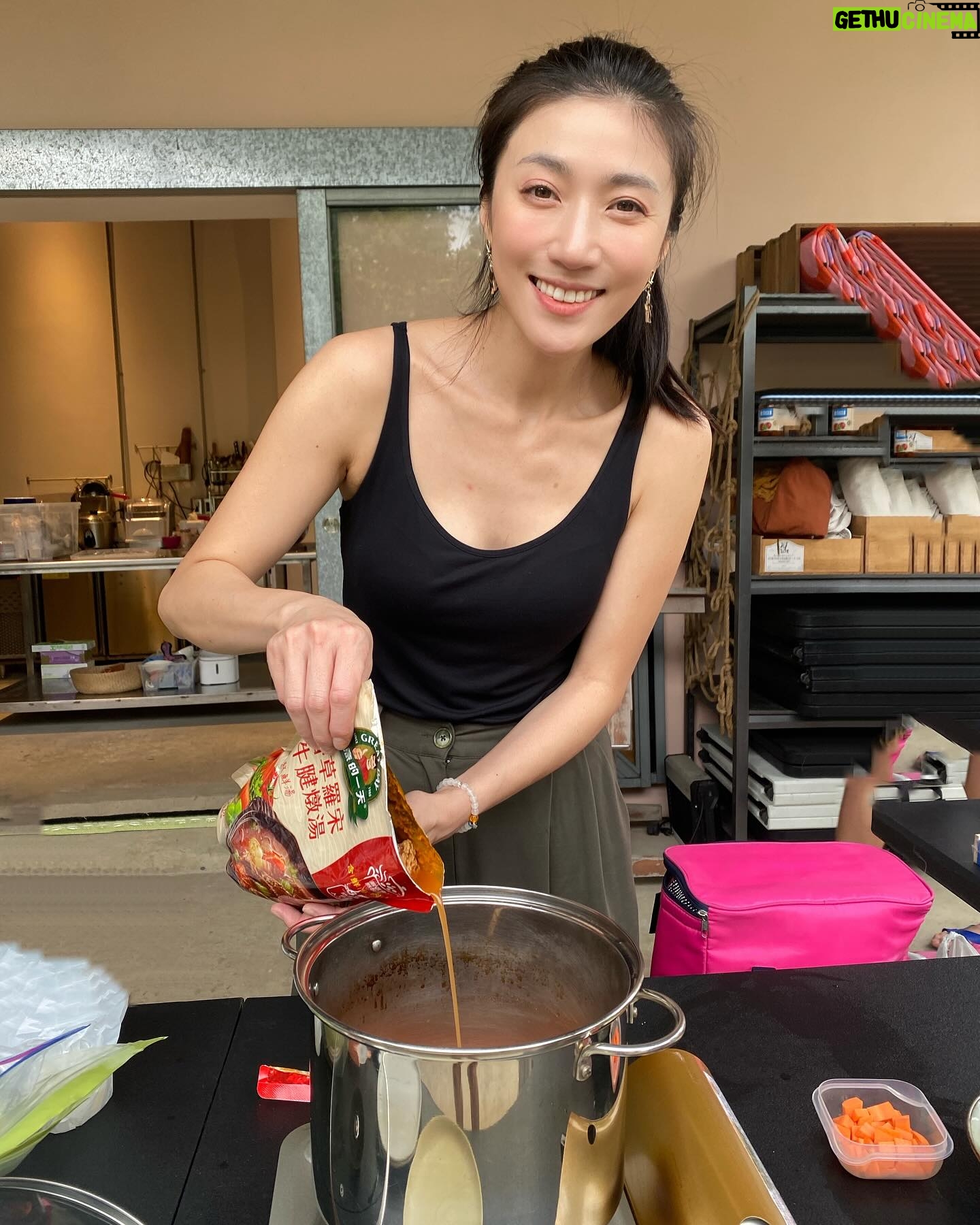 Kate Pang - 651 Likes - 4月22日是世界地球日,地球只有一個,大家都想好好愛護它,做好環保♻️其中一項很重要也很容易實現的就是不浪費食物,珍惜地球的每一個資源。
第一次遇到 @tastemetw ,是在華山的永續展覽場,原本以為孩子逛一下就會離開,沒想到孩子們都好認真在每個攤位學習環保的知識,我也認真的逛了每一攤, #Tasteme 是將即期食品以近5折的價格做販售,讓大家用優惠的價格吃到好吃的食物,還可以減少食物因為過期而被銷毀的機率。
這次購買了佳格調理湯包 ,雖然是即期,但收到的時候,還有好幾個月的時間可以慢慢享用,而且裡面食材實在很豐富,湯頭也很天然,熱愛蔬菜的我再加了一點高麗菜、紅蘿蔔和番茄,一大鍋湯一下子就被大家喝完了。
精打細算的家庭主婦還有想省錢的朋友們,可以好好善用這個app,荷包滿滿之餘還能為環保盡一份心力。
#環保 #不浪費食物 #湯頭真的很好 #弄成湯麵也很棒