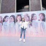 Kate Pang Instagram – 實在非常榮幸可以主持 #未來少女 裡面顏值最高的學霸美少女團體 #黑曜精靈 TWI-LIGHT暮後紀實寫真冊簽書會，能歌善舞又可愛的精靈，真的很難不讓人愛內～🤩🤩🤩

活動當天盛況空前，還有前一天從中南部上來的朋友，一大早就在活動現場等，真的好有心，美麗的精靈也很寵粉，雖然天氣超冷，每個人衣服都很單薄，但全程都保持專業和笑容，耐心的跟粉絲一一拍照，還精心準備了白色情人節禮物給粉絲，這個白色情人節，真的充滿粉紅泡泡了啦～～～

簽名會後，女兒也買了一本寫真書，但害羞不敢找姐姐們簽名，幸好寫真書裡面還有附簽名小卡，女兒高興的收進她最愛的粉紅小馬包包珍藏，然後從現場到回家，整路都在看姐姐們的倩影，在車上也說要聽 「Copy paste」，真的鐵粉來的～～～

女兒好愛黑曜精靈，趁機會跟她說，每個姐姐除了會唱歌跳舞，功課也都顧的很好，要跟她們學習，才能像她們一樣棒喔！

btw，我混在裡面毫無違和耶～～😆😆😆好啦！我是黑山老妖～～～lol～～

#黑曜精靈 @ss_ent_official_ 
#能文能舞 #才藝雙全 #品學兼優的偶像 #未來無可限量 #期待更多作品 
#katepang #host #簽書會 #eelin @eelinofficial