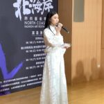 Kate Pang Instagram - 6月不知去哪兒玩？🤔 富基漁港盛大舉辦北海岸時尚藝術季～讓你整個6月都high翻！🤩🤩🤩 📣6月8日開幕日有輔仁大學織品服裝學院的同學以海洋環保素材帶來20套時裝開場秀，還有中華職棒台鋼雄鷹及T1聯盟臺南台鋼獵鷹的專屬啦啦隊Wing Stars及人氣歌手陳零九。 還有「針織女王」潘怡良設計師X唐美雲歌仔戲團，將「傳統戲曲」歌仔戲融入時裝秀重塑時尚定義，超近期待的啦！😍😍 把我們熱愛的藝術時尚元素融入漁業觀光及海洋保育形象，搭上時尚熱門話題及海洋環保機能設計的融合，打造海洋永續，並推廣時尚環保概念，讓我們不只自己美麗，海洋也更美！🌊 📣6月15日還有富基嗨唱音樂會，有莫拉藍、Jasmine張靜汶及Shawn尚融3位激情嗨唱，邊吃海鮮邊聽歌跳舞，感覺海底生物也要跳起來了～～ 📣富基漁市搭配藝術季活動，於6月1日起至6月30日每週六日及端午連假推出限定假日藝抽入魂的優惠活動，精采好禮等你來拿。 詳細優惠活動請密切注意新北市政府農業局「稼日蒔光」粉絲專頁喔！ 這次記者會，除了感謝新北市政府邀請和公司 @eelinofficial 的安排，我真的有被 #唐美雲歌仔戲團 現場演出震撼到，雖然只有一小段，但現場演出的聲音和動作之感染力，我真的有被穿透的感覺，請大家一定要把握機會，去富基漁港，親臨現場看老師們專業的表演，實在很難忘！🥹🥹🥹 @tmy_taiwanopera_official 💄： @ruiizzz 👗： @gioia.pan #假日有地方去了 #富基漁港 #北台灣 #newtaipeicity #新北市政府 #北海岸時尚藝術季 #傳統藝術的魅力 #時尚與傳統的融合 #host #katepang #記者會 #主持 #蕾馨