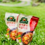 Kate Pang Instagram - 4月22日是世界地球日，地球只有一個，大家都想好好愛護它，做好環保♻️其中一項很重要也很容易實現的就是不浪費食物，珍惜地球的每一個資源。 第一次遇到 @tastemetw ，是在華山的永續展覽場，原本以為孩子逛一下就會離開，沒想到孩子們都好認真在每個攤位學習環保的知識，我也認真的逛了每一攤， #Tasteme 是將即期食品以近5折的價格做販售，讓大家用優惠的價格吃到好吃的食物，還可以減少食物因為過期而被銷毀的機率。 這次購買了佳格調理湯包 ，雖然是即期，但收到的時候，還有好幾個月的時間可以慢慢享用，而且裡面食材實在很豐富，湯頭也很天然，熱愛蔬菜的我再加了一點高麗菜、紅蘿蔔和番茄，一大鍋湯一下子就被大家喝完了。 精打細算的家庭主婦還有想省錢的朋友們，可以好好善用這個app，荷包滿滿之餘還能為環保盡一份心力。 #環保 #不浪費食物 #湯頭真的很好 #弄成湯麵也很棒