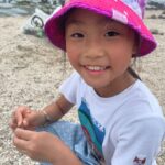 Kate Pang Instagram - 我們家的雙子座女兒，跟巨蟹座的哥哥比起來，多了一份心眼，常常會做一些偷雞摸狗的事。 我們家看iPad的時間一次是15分鐘，如果需要加時必須跟爸媽討論，但最近幾次，發現妹妹都超時了，問妹妹，妹妹會馬上表示歉意，並說是自己疏忽了，前兩天，又發生一樣的事情，我覺得事有蹊蹺，就問她是故意的嗎？她默默的點點頭。 我跟她說，如果沒有辦法誠實地遵守這個規則，那下禮拜我就沒有辦法給她看iPad，並且提醒她，覺得時間不夠我們是可以商量的，而且連續看太久對眼睛也很不好....等等。 說了大概3、5分鐘，當時她在等著跟我一起玩角色扮演，於是在我說「好吧，開始玩吧！」的時候，她用很沒禮貌的態度接了一句「浪費時間」，瞬間，我知道我前面說的話她根本沒放在心上。 接著，我語重心長、非常冷靜的跟他說，你覺得媽媽剛剛說的東西不重要嗎？你覺得說謊這件事情不值得拿來討論嗎？如果你是一個不誠實的人，你交到的朋友也都不會是誠實的，因為誠實的人沒有辦法允許身邊有人一直撒謊，像我，我就不會想要跟你做朋友，如果你喜歡大家都一直騙你，那你就繼續撒謊！但如果你希望大家都很誠實地跟你相處，那你自己就要是一個誠實的人。說謊一次，就會破壞別人對你的信任，因為你現在還小，媽媽覺得你還來得及改變，但如果你一直不想要接受，那我也沒辦法，你必須去面對自己的選擇產生的後果。 接著，妹妹就跑去床上哭了。 我：「你想清楚之後，再來找媽媽，媽媽還是可以繼續陪你玩。」 過幾分鐘，妹妹擦乾眼淚來找我，我問她：「你有辦法答應媽媽以後做一個誠實的人嗎？」她點點頭。 在人的心中，一定都有天使跟惡魔，孩子的小惡魔每次出現，我都會很認真的把他們趕走，我相信正直和良善才可以帶人走到最遠的地方，交到最真誠的朋友，並且不會感到遺憾和愧疚。 希望孩子們能夠不厭其煩的把媽媽的話聽進去。 #每天洗腦應該會有用 #唯一家規是誠實 #人非聖賢孰能無過 #誠實面對自己的錯誤 #才會走向更好的人生 #勿以惡小而為之