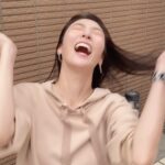 Kate Pang Instagram - 一直很想认真的当个气质美女，但为什么每次都忍不住尴尬起来？ 我的头发一直有很奇妙的自然卷，特别在雨天的时候，会一直冒出好几根感觉不属于我的卷发，又硬又粗又卷，醉了#縮毛矯正 之后，真的大大改善这个困扰，而且头发还变得超级滑顺，最重要的是，非常好整理，不梳头就可以出门了。 谢谢 @waltershi_official 很懂我，每次都帮我设计好看又好打理的发型，还把我老公 @andiechen 弄得那么帅，让我赏心悦目～～～🤩🤩🤩 #髮型真的很重要