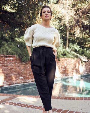 Kate Siegel Instagram - question: do you pee in the pool or are you a liar?

 📸 @michaelduenas