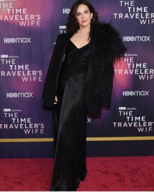 Kate Siegel Instagram - (Tap for tags) 

👗 vintage Galliano 
🧥Magda Butrym
💇🏻‍♀️Mandy Lyons
💋Judy Chin
💎 Title of Work

It really takes a village, and I’m lucky to be surround by the best.