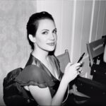 Kate Siegel Instagram - If you know, you know #theo #thehauntingofhillhouse