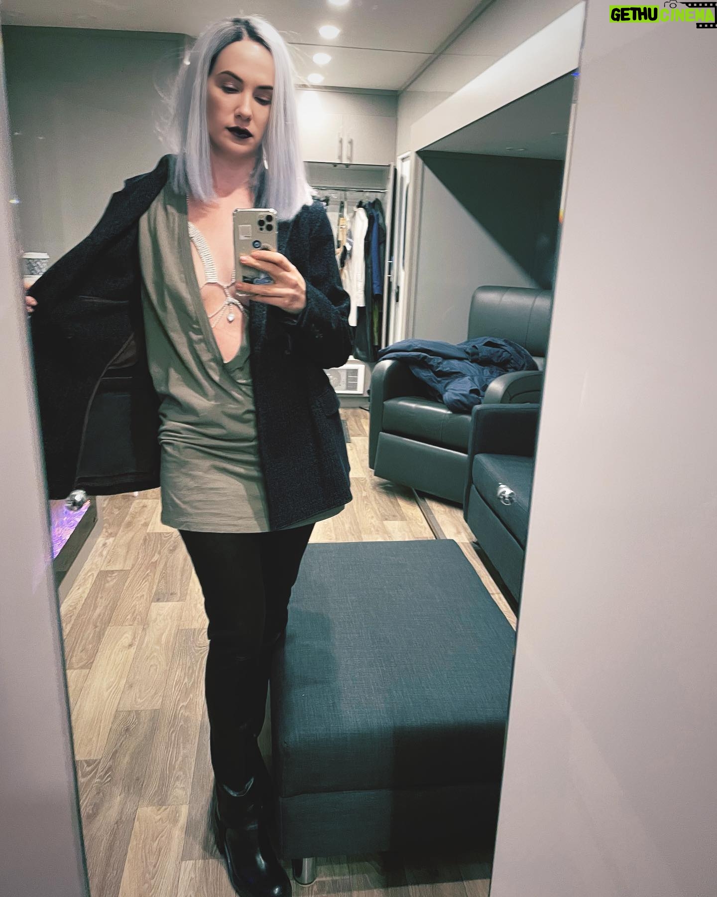 Kate Siegel - 49.8K Likes - Oh you like unseen Camille looks?
#thefallofthehouseofusher