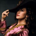 Kate Siegel Instagram – She’s feeling mysterious, she’s embracing her inner pirate. 

#ahoythere