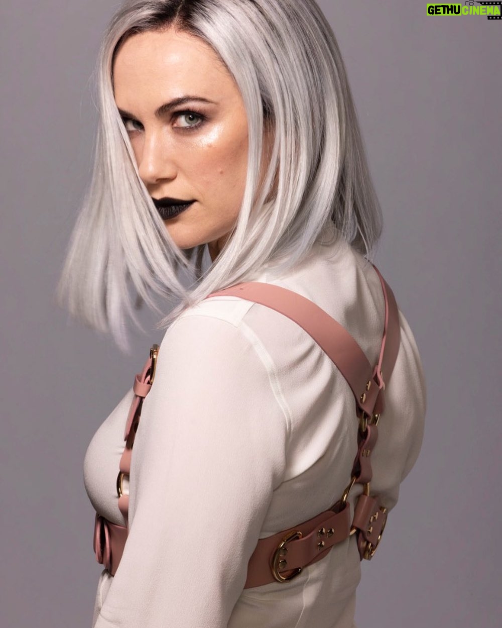 Kate Siegel - 70K Likes - One of my favorite Camille looks that never made it onscreen pow bang smash
#thefallofthehouseofusher