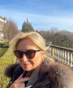 Kateřina Brožová Instagram - Zdravím vás z krásného zámku v Čechách…Poznáte kde jsem byla?🌺