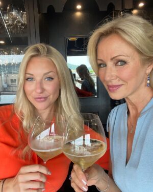 Kateřina Brožová Instagram - S mojí Kačulkou jsme si připily na otevření Máje..🌺🥂