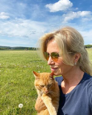 Kateřina Brožová Instagram - Po 10 dnech v posteli s virozou chvilka na vzduchu…s naším stájovým kočičákem..😊