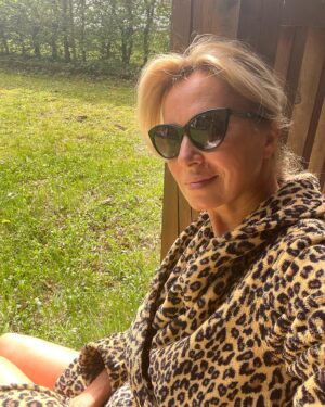 Kateřina Brožová Instagram - Chvilka rozjímání po ránu v altánku na zahradě😊pěkný den přeji🍀🌞ja odpoledne zase Bídníkuji🍀