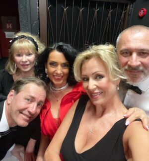 Kateřina Brožová Instagram - Naše parta z představeni @divinus_agentura ..skvělé komedie “A do pyžam”🌺Petr Vondráček, David Suchařípa, Vlasta Žehrová, Eva Čížkovská…