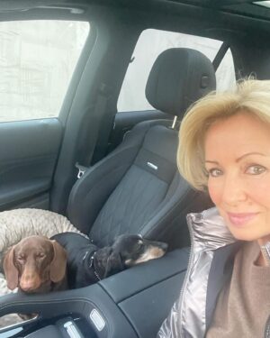 Kateřina Brožová Instagram - Máme hlídání ….Willík, Maxík a já…jen nevím kdo koho😊