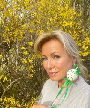 Kateřina Brožová Instagram - Moji milí, přeji vám krásné a sluníčkové velikonoční svátky!🍀🐣Oslavme příchod jara se svými nejbližšími a nezapomeňme na původní význam velikonoc… ❤️