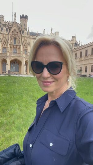 Kateřina Brožová Instagram - Noc na Karlštejně na zámku Lednice🍀24.-28. července od 20.30hod ❤️vstupenky na..colosseumticket.cz a na agenturadivinus.com🥳