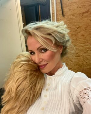 Kateřina Brožová Instagram - Právě jsem dohrála Fantine a sundala jsem paruku…🙋‍♀️