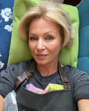 Kateřina Brožová Instagram - Obědová pauza při natáčení @ordinace2serial🙂 …tak jsem se na chvíli natáhla v šatně…to mi bylo ještě fajn…o pár hodin později už bolest krku, rýma, slabost…Jak zvládáte proměnlivé počasí vy?😳