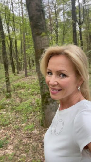 Kateřina Brožová Instagram - Byl pozdní večer..první máj..večerní máj..byl lásky čas❤️….kdepak Valentýn, tohle je náš svátek lásky…..i práce tedy🙂…..🌺Užívejte😘