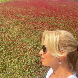 Kateřina Brožová Instagram - Líbí se vám červený jetel na polích? Mně moc….🌞