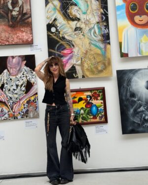 Kateřina Hrachovcová Instagram - pro @kapka_nadeje  v @manesgallery  obraz “ aMORE KLUCI “
Včera dnes a zítra v MÁNESu  14,15,16.6. aukční výstava / krásné obrazy od ne/skutečných umělců, nejen můj .. 
Od 🫀pro Kapku @vendulapizingerova
