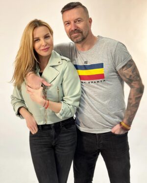 Kateřina Kristelová Instagram - Dneska máme s Tomasem výročí. A zitra zaciname sedmy rok. A protože víme, jak jsou začátky někdy těžký, máme radu 🔑😉.
Nenechte si nikdy kecat do vztahu, protože nikdo kromě Vás dvou do něj nevidí. 
A ať už Vám okolí rika, ze to nemůže vyjít a okolnosti jsou proti Vám vydržte. Pokud je mezi Vama laska a ta se přetvařovat neumí, prezijete vsechno. 
Byli jsme spolu s Tomasem ať už byly problémy nebo bylo dobře jako teď. 
Vzdycky jsme za náš vztah bojovali a stal nám za to.
Opravdu nas znají jen naši přátele a rodiny, ti kterým dovolime být v naši blízkosti a nikdo z těch všech ostatních, kdo se k nám kdy vyjadřoval o nas neví - nikdy nevěděl nic.
Nepotrebuju dokonalý vztah, ale jistotu ze můžu tomu nejbližšímu člověku věřit a ze vi co pro nej znamenam. 
6 let spolu, 8 měsíců diky pobytu ve vězení na dálku, denodenni dopisy i telefonáty, 13 vyhraných sporu s médii a jednotlivci, 2 trenérské licence za nama a před nama další kolo na horský draze. A moji největší výhrou je spokojena Claud.  Vztah je i o chybách a prohrách, ale to největší pouto mezi Vama prověří čas. 

Ta první zprava od tebe tehdy zněla: “libis se mi a chci Te poznat”.
Napsala jsem “to by nefungovalo”.

Chyba. Spletla jsem se. A díky, že jsi si to rande vybojoval 🤺, pak už jsem nikdy nepochybovala🤍. Nebylo o čem. Vedela jsem že unesu vsechno protože mi za to stojíš🤜🏻🤛🏻.
Tak ať za to stojí i ten sedmej rok! Se vším všudy co přinese!