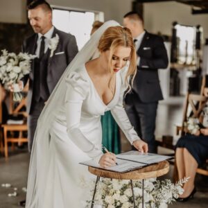 Kateřina Kristelová Instagram - Šaty🪡. Děkuju Vám za ohlasy na ně🤍.

Nebyly ani nazdobené ani typické svatební, ani s obrovskými volány a dlouhou vyšívanou a honosnou vlečkou.
O nic z toho jsme nestála. Stejně jako jsem nestála o typickou svatbu na úřadě. Šlo o naše spojení, slib a pečeť pro nás dva, než o karneval pro média a hosty. I proto jsme se TO rozhodli dát vedet světu po delší době a jen pro to, že jsme s těmi, kteří nám fandili chtěli sdílet ➡️ že láska vždycky vyhraje. Každou soutěž 🤍.
Moje zadání pro Veroniku znělo, jednoduché elegantní šaty, adekvátní mýmu vyššímu věku i faktu, že chci ladit s Tomášem a cítit se v nich dobře, žensky a vlastně hlavně úplně normálně:). 
Podtrhnout křivky a skrýt nedostatky, kterých mám dost;). 
Povedlo se. Přesně takové Verča @svatebnisalonveronica připravila a já jí děkuju. 

Některé z Vás chtěly vedet o jaký materiál šlo, kontaktovala jsem Verču, abych si to ověřila;), protože v materiálech se nevyznám…. a jde o lehce pružný Tiffany satén , který lichotí postavě a má svůj odlesk, šaty jsou zdobené jen lehce, což jsem si přála, takže jen rozparek, kde jsou kamínky Preciossa. Chtěla jsem je nosit i někdy jindy na speciální příležitost a ne je, hned po rituálu, zabalit navždy do krabice do skříně. 

Sama Verunka řekla, že šaty byly stvořené s láskou a pro lásku. 
A já budu jednou šťastná, když se v nich bude vdávat Claud. 

#ritual 
*
*
*
*
Za makeup dekuji @mua_petranedomova