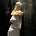 Katerina Stikoudi Instagram - Yes and? 🩷🤍🍬 💎 @moeha.eu #aboutlastnight #fashion #pregrancy #baby 📸 @nikos_zotos & @ndpphoto