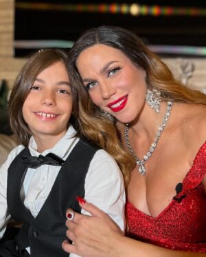 Katerina Stikoudi Instagram - 🎅🎄Ανυπομονούσαμε πολύ με τον @stelioskerasidis να μοιραστούμε μαζί σας το video clip για την διασκευή μας στο old-time classic “Have Yourself A Merry Little Christmas”! Σας ευχόμαστε και επίσημα λοιπόν, καλά Χριστούγεννα και καλές γιορτές! ❤

@minosemi_official @monstermanager