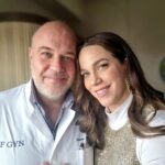 Katerina Stikoudi Instagram - Οι άνθρωποι είναι που καθορίζουν τις τύχες μας και την ευτυχία μας. Και όταν έχουμε την τυχη να συνανταμε στο δρόμο μας τόσο σπουδαίους ανθρώπους, αξίζει να τους μνημονεύουμε ... Ενα μεγάλο "ευχαριστώ"στον Δρ Ιωάννη Φρουδαράκη, που για άλλη μια φορά με έκανε να νιώθω ασφαλής, σίγουρη και δυνατή, σε όλη αυτή τη διαδικασία. Επίσης τη Λαμπρινή Σκάβαλου, που πέρα από συνοδοιπόρο σε όλο αυτό το ταξίδι, θεωρώ και φίλη. Τέλος, για άλλη μια φορά, όλο το προσωπικό και διοίκηση του @omilosiaso , που πέρα από τον επαγγελματισμό τους, δείχνουν ανθρωπιά και αγάπη. @labrini_ska ❤️