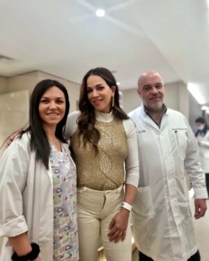 Katerina Stikoudi Instagram - Οι άνθρωποι είναι που καθορίζουν τις τύχες μας και την ευτυχία μας. Και όταν έχουμε την τυχη να συνανταμε στο δρόμο μας τόσο σπουδαίους ανθρώπους, αξίζει να τους μνημονεύουμε ...
Ενα μεγάλο "ευχαριστώ"στον Δρ Ιωάννη Φρουδαράκη, που για άλλη μια φορά με έκανε να νιώθω ασφαλής, σίγουρη και δυνατή, σε όλη αυτή τη διαδικασία. Επίσης τη Λαμπρινή Σκάβαλου, που πέρα από συνοδοιπόρο σε όλο αυτό το ταξίδι, θεωρώ και φίλη. 
Τέλος, για άλλη μια φορά, όλο το προσωπικό και διοίκηση του @omilosiaso , που πέρα από τον επαγγελματισμό τους, δείχνουν ανθρωπιά και αγάπη. 
@labrini_ska ❤️