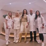 Katerina Stikoudi Instagram - Οι άνθρωποι είναι που καθορίζουν τις τύχες μας και την ευτυχία μας. Και όταν έχουμε την τυχη να συνανταμε στο δρόμο μας τόσο σπουδαίους ανθρώπους, αξίζει να τους μνημονεύουμε ... Ενα μεγάλο "ευχαριστώ"στον Δρ Ιωάννη Φρουδαράκη, που για άλλη μια φορά με έκανε να νιώθω ασφαλής, σίγουρη και δυνατή, σε όλη αυτή τη διαδικασία. Επίσης τη Λαμπρινή Σκάβαλου, που πέρα από συνοδοιπόρο σε όλο αυτό το ταξίδι, θεωρώ και φίλη. Τέλος, για άλλη μια φορά, όλο το προσωπικό και διοίκηση του @omilosiaso , που πέρα από τον επαγγελματισμό τους, δείχνουν ανθρωπιά και αγάπη. @labrini_ska ❤️
