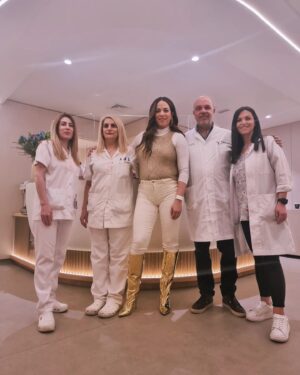 Katerina Stikoudi Instagram - Οι άνθρωποι είναι που καθορίζουν τις τύχες μας και την ευτυχία μας. Και όταν έχουμε την τυχη να συνανταμε στο δρόμο μας τόσο σπουδαίους ανθρώπους, αξίζει να τους μνημονεύουμε ...
Ενα μεγάλο "ευχαριστώ"στον Δρ Ιωάννη Φρουδαράκη, που για άλλη μια φορά με έκανε να νιώθω ασφαλής, σίγουρη και δυνατή, σε όλη αυτή τη διαδικασία. Επίσης τη Λαμπρινή Σκάβαλου, που πέρα από συνοδοιπόρο σε όλο αυτό το ταξίδι, θεωρώ και φίλη. 
Τέλος, για άλλη μια φορά, όλο το προσωπικό και διοίκηση του @omilosiaso , που πέρα από τον επαγγελματισμό τους, δείχνουν ανθρωπιά και αγάπη. 
@labrini_ska ❤️