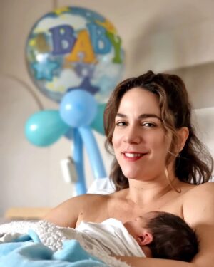 Katerina Stikoudi Instagram - Δευτερος μπέμπης, διπλή η χαρά!!!

Νικόλα μου καλώς ήρθες!!! Νομίζω ότι μοιαζεις στο μπαμπάκα μου, που θα πάρεις και το όνομά του. Σου υπόσχομαι να σε προσέχω, να είμαι δίπλα σου σε όλα και θα προσπαθήσω, όσο μπορώ, να κάνω τον κόσμο αυτό που σε έφερα καλύτερο. 

Ενα μεγάλο "ευχαριστώ" για  τόσες γλυκές ευχές, σε όλο το προσωπικό και διοίκηση του Ομίλου ΙΑΣΩ @omilosiaso  και βέβαια στον γιατρό μας, τον κ. Γιάννη Φρουδαράκη και τη Λαμπρινή μας.