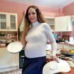 Katerina Stikoudi Instagram - Τα προϊόντα της @twistshakegreece  που έχουμε λατρέψει εγώ και ο Βύρωνας είναι σε Super έκπτωση! Για δες παρακάτω τι εννοώ… Το Twistshake Click Mat Mini κάνει το φαγητό παιχνίδι και απόλαυση τόσο για εκείνον όσο και για εμένα! Δεν μετακινείται με τίποτα καθότι δημιουργείται κενό αέρος και είναι αντιολισθητικό! Τρέξε να το βρεις με έκπτωση 50%! Όσο για τα «έξυπνα» πιάτα…γίνονται ένα εύχρηστο σετ φαγητού καθώς όλα "κουμπώνουν" μεταξύ τους! Το έξυπνο καπάκι μετατρέπει εύκολα το πιάτο σε κουτί μεσημεριανού γεύματος για το ταξίδι ή γενικά για αποθήκευση. Μπορείς να στοιβάξεις δύο ή παραπάνω πιάτα χάρη στην εφευρετική λειτουργία TWISTSCLICK. Α, και να θυμάσαι ότι κατά τη μεταφορά τα πιάτα δεν γλιστράνε, παραμένουν στη θέση τους!  Όλα τα πιάτα/μπολ Twistshake θα τα βρεις με έκπτωση 30% έως 31/12.  🛒Βρείτε τα προϊόντα Twistshake στο Adelco-eshop.gr, @prenatalgr , @mothercaregr , @letoshop.gr  @orchestra_gr , @bebejou.gr  και σε επιλεγμένα φαρμακεία και καταστήματα βρεφικών ειδών σε όλη την περιφέρεια. #adelcoeshop #twistshake #twistshakebaby #twistshakegreece #forkids #twistshakefamily #forbaby