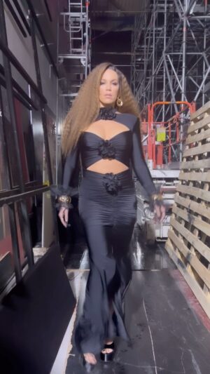 Katerina Stikoudi Instagram - Απόψε είναι Σάββατο! Ξέρετε αυτό τι σημαίνει! @j2us_gr ! 📺🩷 @barkingwell_media @alphatv @nkoklonis 

💇‍♀️: @aggelikikandylaki 
💄: @kaitikoutsogiannakopoulou 
👗: @boudoir_dennisp @theomdesigncy 
💎: @moeha.eu 
@monstermanager ❤️

#j2usgr #live