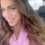 Katerina Stikoudi Instagram - Ακούω γνώμες … σας αρέσει η επιστροφή στο φυσικό χρώμα ? #brownhair #natural 💆‍♀️ @aggelikikandylaki 💋