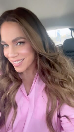 Katerina Stikoudi Instagram - Ακούω γνώμες … σας αρέσει η επιστροφή στο φυσικό χρώμα ? 
#brownhair #natural 💆‍♀️ 
@aggelikikandylaki 💋