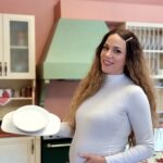 Katerina Stikoudi Instagram - Τα προϊόντα της @twistshakegreece  που έχουμε λατρέψει εγώ και ο Βύρωνας είναι σε Super έκπτωση! Για δες παρακάτω τι εννοώ… Το Twistshake Click Mat Mini κάνει το φαγητό παιχνίδι και απόλαυση τόσο για εκείνον όσο και για εμένα! Δεν μετακινείται με τίποτα καθότι δημιουργείται κενό αέρος και είναι αντιολισθητικό! Τρέξε να το βρεις με έκπτωση 50%! Όσο για τα «έξυπνα» πιάτα…γίνονται ένα εύχρηστο σετ φαγητού καθώς όλα "κουμπώνουν" μεταξύ τους! Το έξυπνο καπάκι μετατρέπει εύκολα το πιάτο σε κουτί μεσημεριανού γεύματος για το ταξίδι ή γενικά για αποθήκευση. Μπορείς να στοιβάξεις δύο ή παραπάνω πιάτα χάρη στην εφευρετική λειτουργία TWISTSCLICK. Α, και να θυμάσαι ότι κατά τη μεταφορά τα πιάτα δεν γλιστράνε, παραμένουν στη θέση τους!  Όλα τα πιάτα/μπολ Twistshake θα τα βρεις με έκπτωση 30% έως 31/12.  🛒Βρείτε τα προϊόντα Twistshake στο Adelco-eshop.gr, @prenatalgr , @mothercaregr , @letoshop.gr  @orchestra_gr , @bebejou.gr  και σε επιλεγμένα φαρμακεία και καταστήματα βρεφικών ειδών σε όλη την περιφέρεια. #adelcoeshop #twistshake #twistshakebaby #twistshakegreece #forkids #twistshakefamily #forbaby
