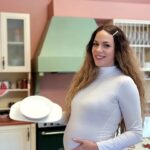 Katerina Stikoudi Instagram - Τα προϊόντα της @twistshakegreece  που έχουμε λατρέψει εγώ και ο Βύρωνας είναι σε Super έκπτωση! Για δες παρακάτω τι εννοώ… Το Twistshake Click Mat Mini κάνει το φαγητό παιχνίδι και απόλαυση τόσο για εκείνον όσο και για εμένα! Δεν μετακινείται με τίποτα καθότι δημιουργείται κενό αέρος και είναι αντιολισθητικό! Τρέξε να το βρεις με έκπτωση 50%! Όσο για τα «έξυπνα» πιάτα…γίνονται ένα εύχρηστο σετ φαγητού καθώς όλα "κουμπώνουν" μεταξύ τους! Το έξυπνο καπάκι μετατρέπει εύκολα το πιάτο σε κουτί μεσημεριανού γεύματος για το ταξίδι ή γενικά για αποθήκευση. Μπορείς να στοιβάξεις δύο ή παραπάνω πιάτα χάρη στην εφευρετική λειτουργία TWISTSCLICK. Α, και να θυμάσαι ότι κατά τη μεταφορά τα πιάτα δεν γλιστράνε, παραμένουν στη θέση τους!  Όλα τα πιάτα/μπολ Twistshake θα τα βρεις με έκπτωση 30% έως 31/12.  🛒Βρείτε τα προϊόντα Twistshake στο Adelco-eshop.gr, @prenatalgr , @mothercaregr , @letoshop.gr  @orchestra_gr , @bebejou.gr  και σε επιλεγμένα φαρμακεία και καταστήματα βρεφικών ειδών σε όλη την περιφέρεια. #adelcoeshop #twistshake #twistshakebaby #twistshakegreece #forkids #twistshakefamily #forbaby
