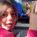 Katerina Stikoudi Instagram - Η πιο γλυκιά & ανατρεπτική Χριστουγεννιάτικη συνεργασία, έρχεται στις 24/11! ❄ Η κλασική μουσική με τον 11χρονο συνθέτη και πιανίστα Στέλιο Κερασίδη, συναντά την pop μουσική με την viral popstar Κατερίνα Στικούδη και το αποτέλεσμα είναι εντυπωσιακό! Οι δύο καλλιτέχνες επιλέγουν να συνεργαστούν στο διαχρονικό χριστουγεννιάτικο classic “Have Yourself A Merry Little Christmas”. 🎄 Το «Have Yourself a Merry Little Christmas» γράφτηκε από τον Χιου Μάρτιν και τον Ραλφ Μπλέιν και τραγουδήθηκε πρώτη φορά το 1944 στο μιούζικαλ «Meet Me In St. Louis» του Βινσέντε Μινέλι, από την θρυλική Τζούντι Γκάρλαντ. Το 1957, ο Φρανκ Σινάτρα ζήτησε από τον Χιου να αλλάξει ξανά κάποιους στίχους ώστε να ταιριάζουν με τον τίτλο του δίσκου του που ήταν «A Jolly Christmas». Το «Until then we’ll have to muddle through somehow» αντικαταστάθηκε από το «Hang a shining star upon the highest bough», μετατρέποντας τελικά το τραγούδι, σαν μια γιορτή του παρόντος και όχι μια προσμονή ενός καλύτερου μέλλοντος όπως είχε ξεκινήσει. #SteliosKerasidis #KaterinaStikoudi #NewSong #ComingSoon