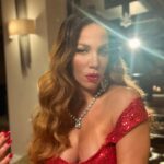 Katerina Stikoudi Instagram - Have yourself a merry little Christmas 🎅🏼 #newvideoclip 🎄 #christmas #mood #christmastime #music #fresh @laloo_cosmetics 💅🏻 @aggelikikandylaki 💆‍♀️ @eirinimakkou 👗 🎵 @minosemi_official ❤️
