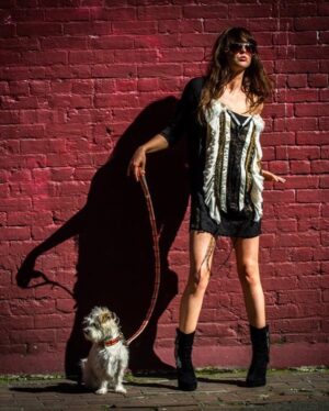 Katharine Isabelle Instagram - me and Spaghetti waiting for packages cuz packages are life 
📸@jerbuck🙏
#gutsandguile