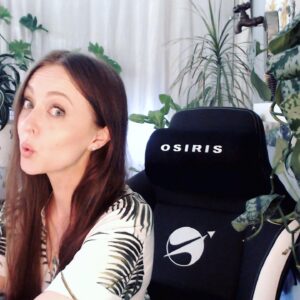 Katharine Isabelle Instagram - Oooo guess who failed at assembling her first gaming chair and had the seat mounted backwards for like a month but fixed it only to discover it’s actually a ROCKING gaming chair. Best seat in the house and Apple knows what’s up. Huge thanks to Frankie and friends at @hdcanadafurniture check them out for your next chair I loooove mine