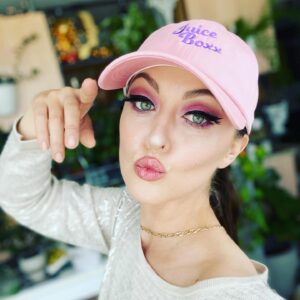 Katharine Isabelle Instagram - It arrived! She used to let me try on her wigs and now I have to buy her hats @juiceboxxofficial she’s a staaaah 💖💖💖 Support your local Drag Queens!  #canadasdragrace @beatmgmt